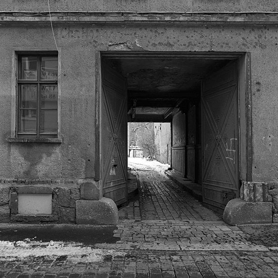 Die Toreinfahrt zum Grundstück Blumengasse 4 [jetzt Scherlstraße 10] liegt ca. 15 Minuten
Fußweg von der Universität Leipzig entfernt. Friedrich Nietzsche ging vom 17. Oktober 1865
bis zum 7. März 1866 hier täglich aus und ein.

Thomas Steinert
1990/99, Piezo-Pigment-Print, 40 x 40 cm, Ed. 7 

